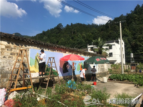 太阳成集团tyc9728“援艺乡村”青年实践团为理坑村绘制环保墙绘