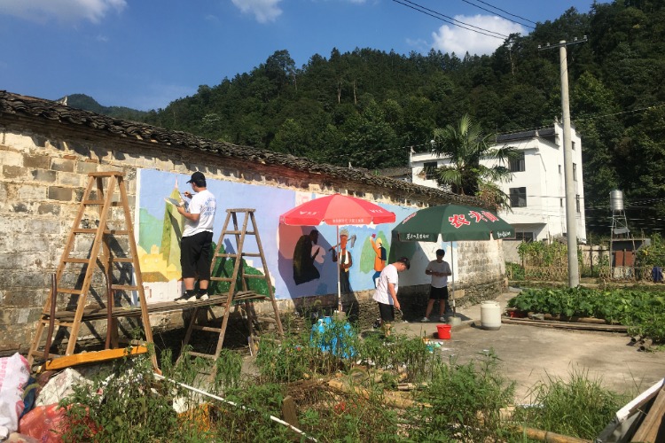 太阳成集团tyc9728“援艺乡村”青年实践团为理坑村绘制环保墙绘